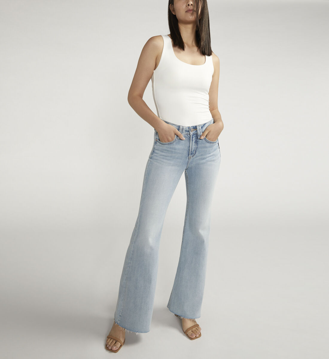 Buy Suki Mid Rise Flare Jeans for CAD 114.00 | Silver Jeans CA New